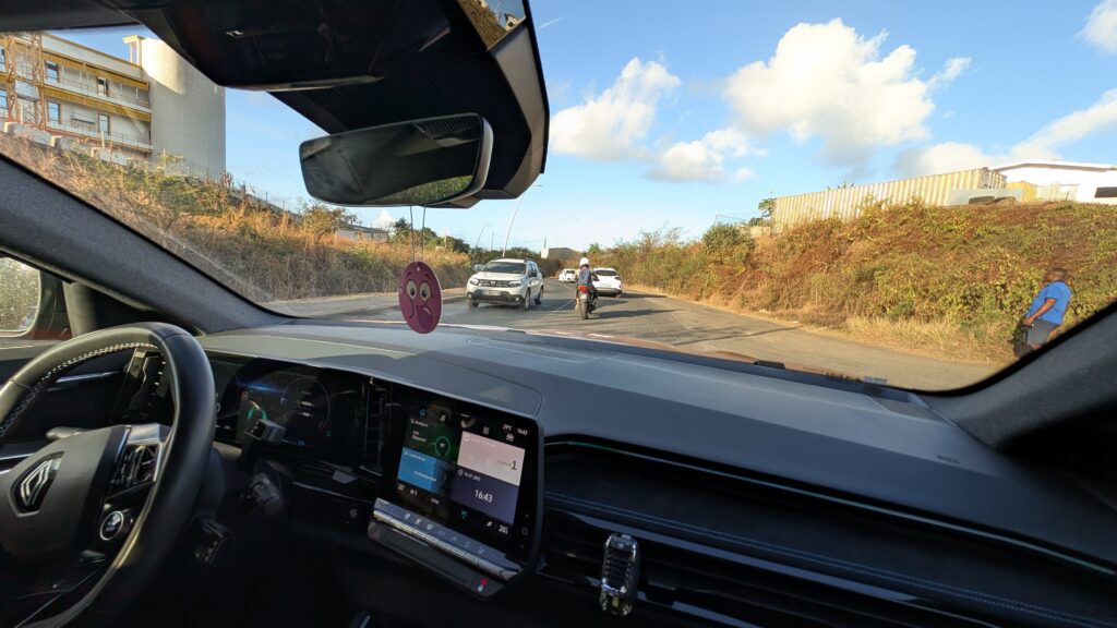 Une image à l'intérieur d'un véhicule sur une route à Mayotte et qui se déplace